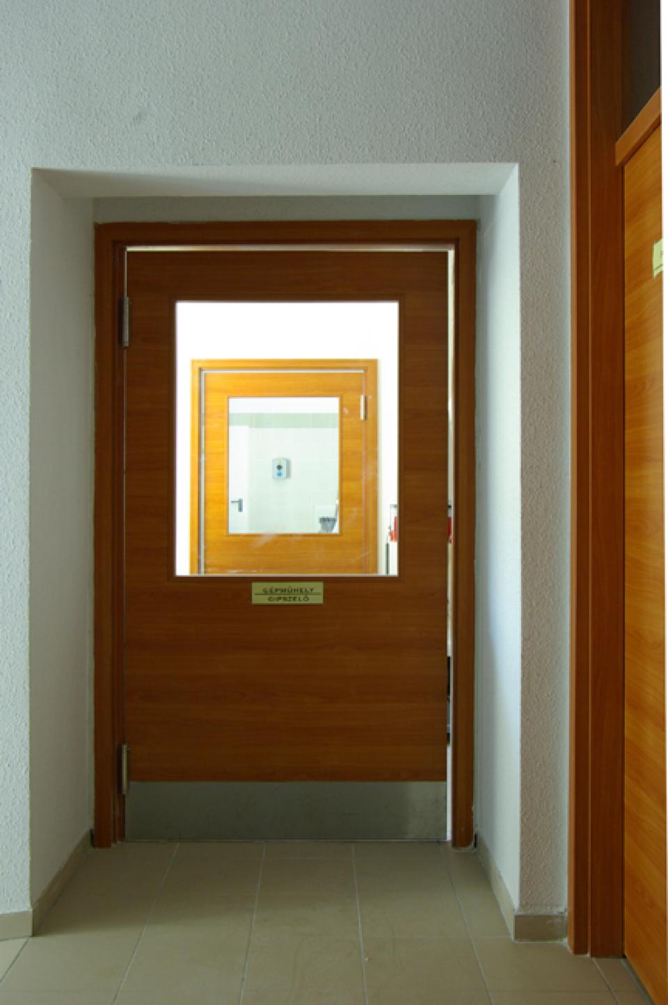 Gyógyászati Segédeszköz Gyár - 73 db speciális és egyedi ajtó | Referencia - Ajtóház