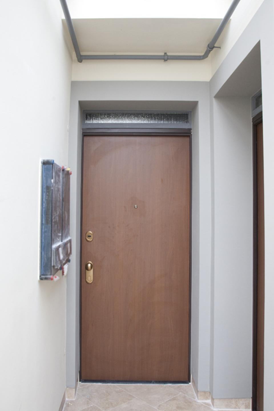 Sizuoka, Corona beltéri és Dierre Go bejárati ajtók egy belvárosi felújításon. | Referencia - Ajtóház